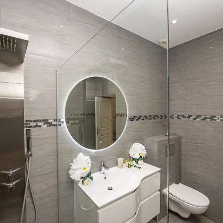 Appartement Jardin Des Muses - 2 Pieces - Parking Carré D'or *